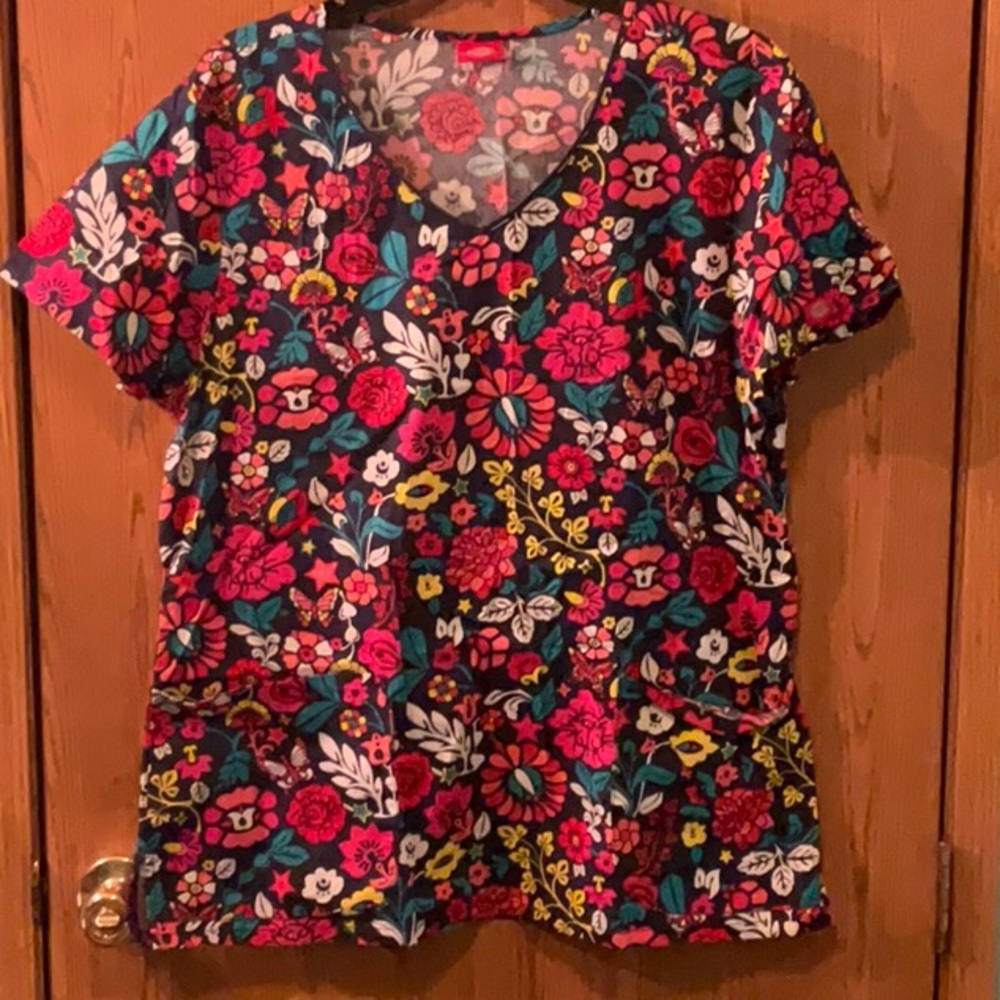 Dickies scrub top (no size tag feels like a lg)